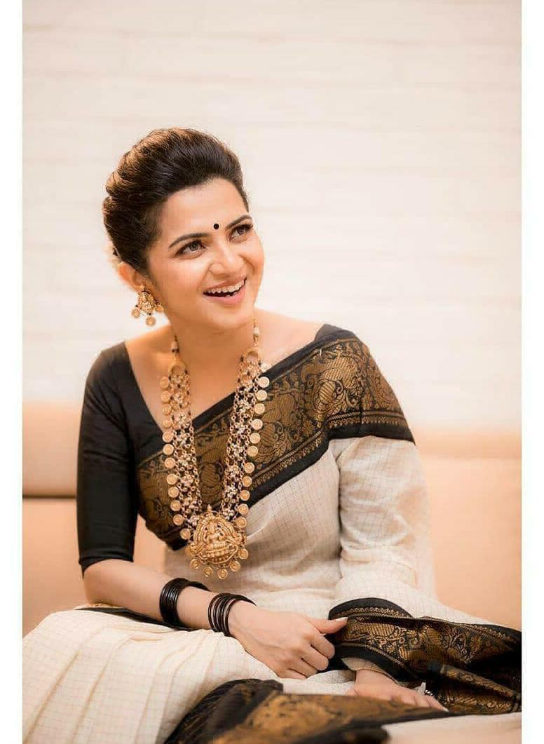 White Trendy Saree - Image 4