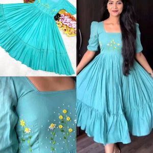 Beautiful Stylist Gown with Handowk – Elegance & Comfort